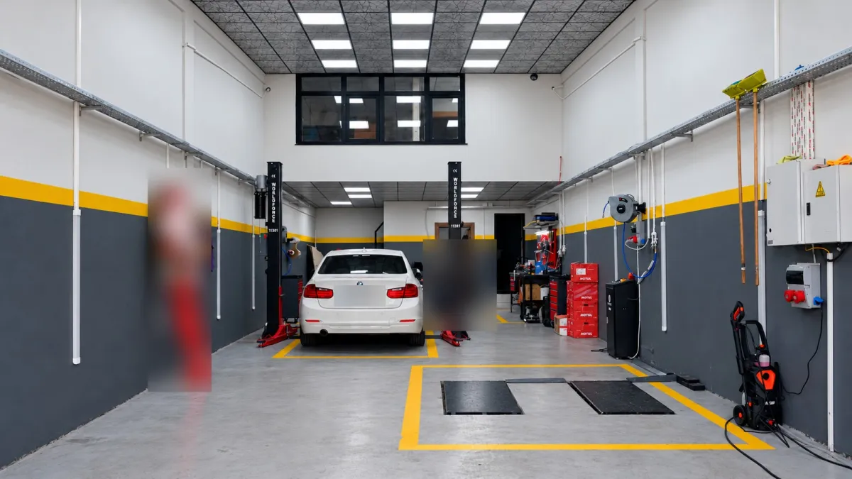 Sarı şeritli atölye, iki lift ve rot-balans rampası